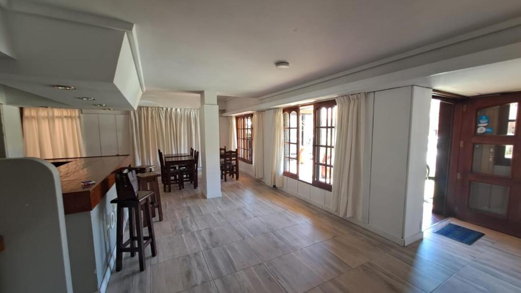 una cucina e un soggiorno con pavimenti e finestre in legno di Bagu Express a Villa Gesell