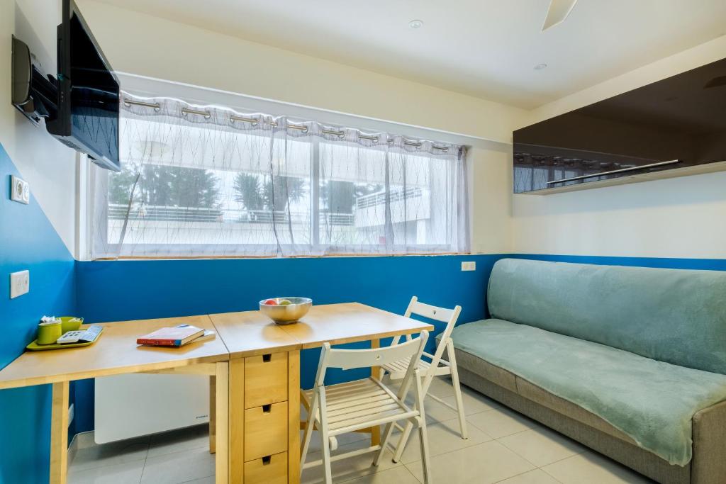 un salon avec une table et un canapé dans l'établissement Studio pour 3 à Villeneuve-Loubet, à Villeneuve-Loubet