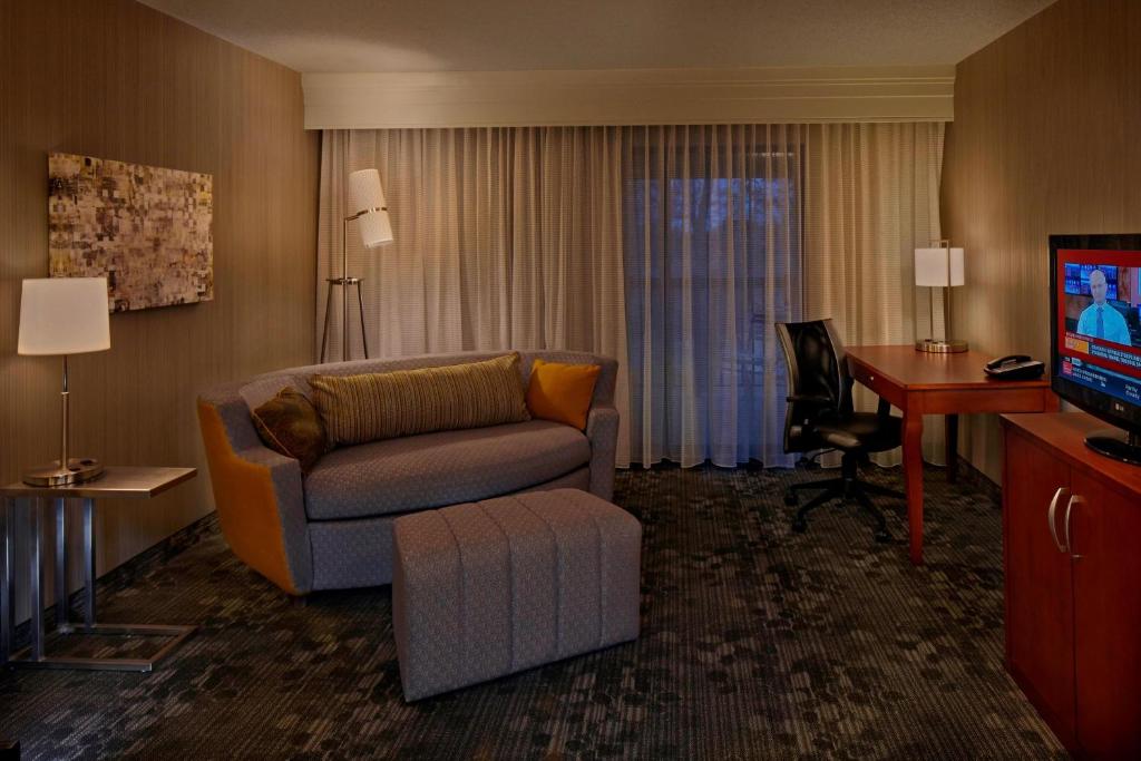 TV a/nebo společenská místnost v ubytování Courtyard by Marriott Providence Warwick