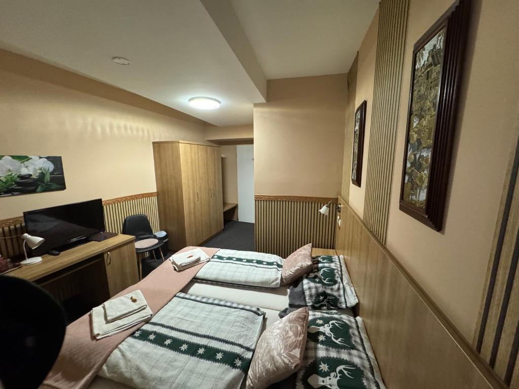 Postel nebo postele na pokoji v ubytování Jasmin dog friendly pension with shared kitchen and hearty breakfast in the center