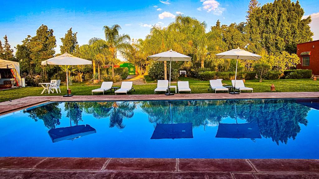 Bazén v ubytování Villa Baddi Marrakech nebo v jeho okolí