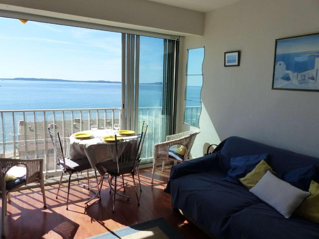 - un salon avec une table et une vue sur l'océan dans l'établissement Studio climatisé avec vue mer, Le Lavandou - FR-1-308-50, au Lavandou