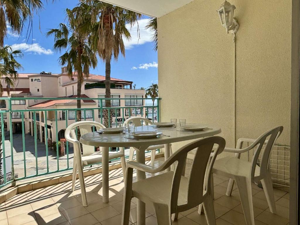 un patio avec une table et des chaises sur un balcon dans l'établissement Appartement 2 pièces cabine 4 couchages ARGELES SUR MER AR260-211, à Argelès-sur-Mer