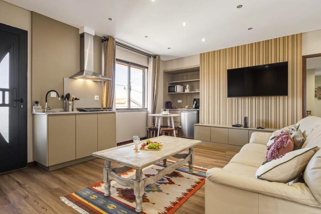 Kuchyň nebo kuchyňský kout v ubytování Cozy Apartments by Homie