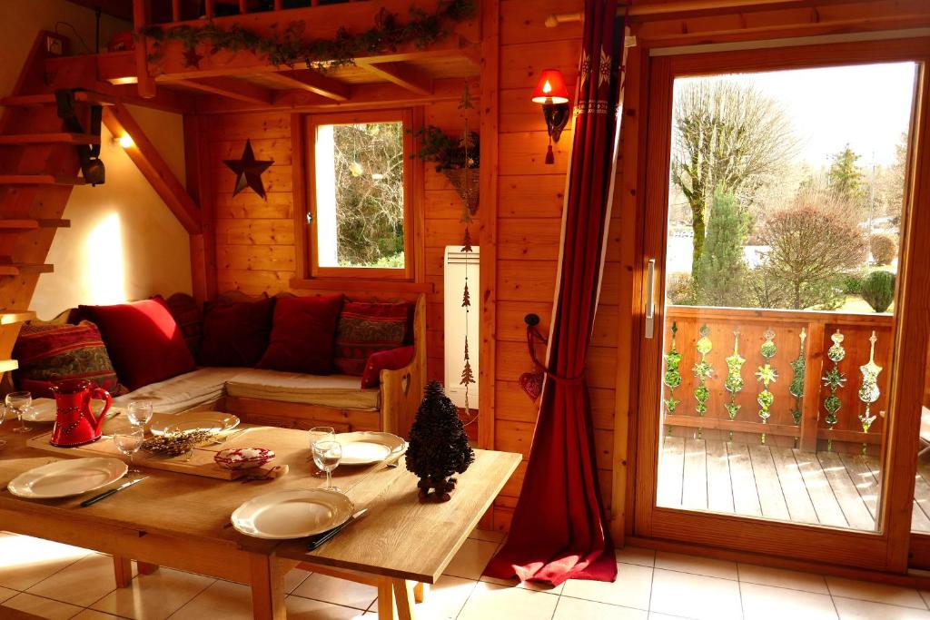 - un salon avec une table dans une cabane en rondins dans l'établissement 3 chambres - 2 SDB - 7 personnes - 100 m télécabine GME, à Samoëns