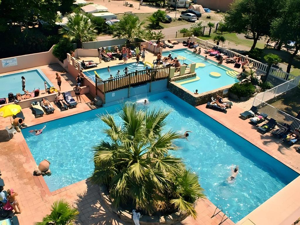 une vue aérienne d'une piscine dans un complexe hôtelier dans l'établissement Mobilhome Chez Sylvie, à Argelès-sur-Mer