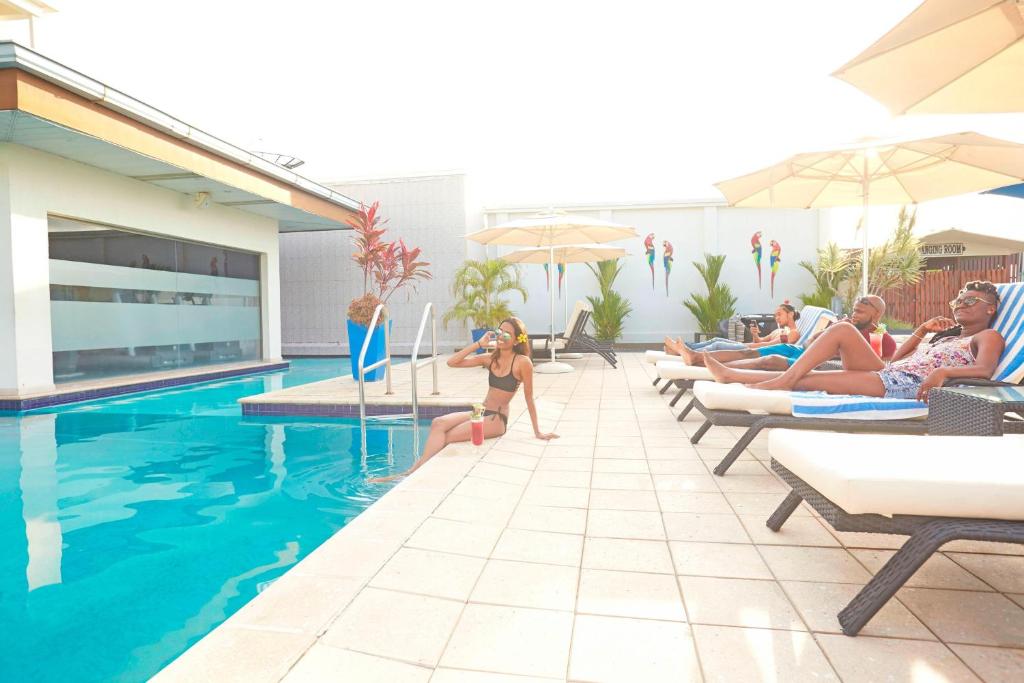 Bazén v ubytování Courtyard by Marriott Paramaribo nebo v jeho okolí
