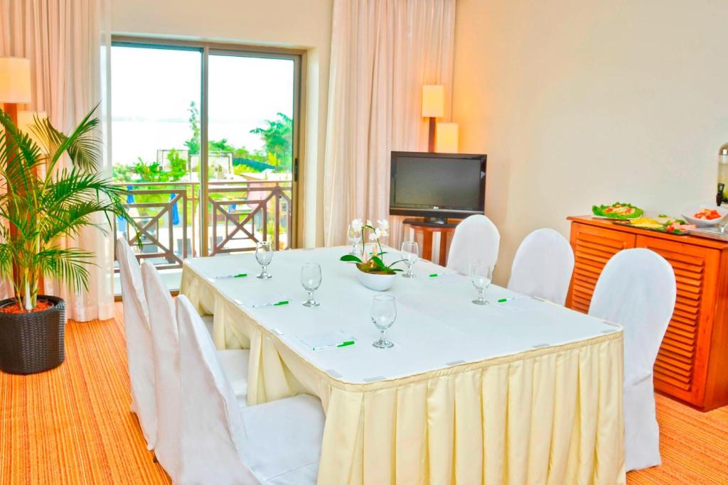 TV a/nebo společenská místnost v ubytování Courtyard by Marriott Paramaribo