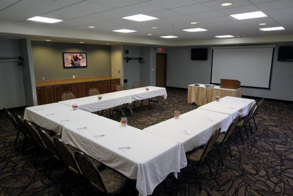 Expressway Suites Fargo photo