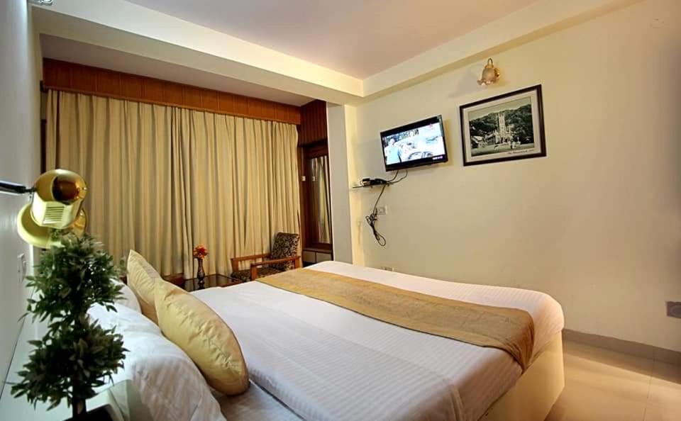Postel nebo postele na pokoji v ubytování Tara Home Shimla Near Mall Road