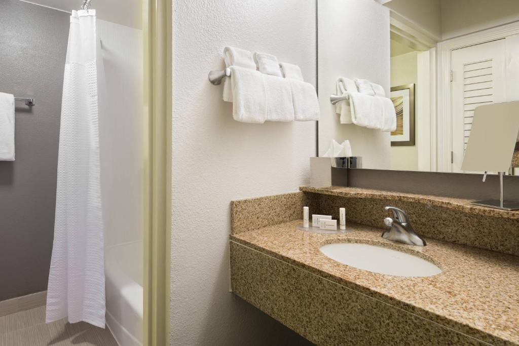 Courtyard by Marriott Wilmington/Wrightsville Beach - Suite King De Una Habitación Con Sofá Cama