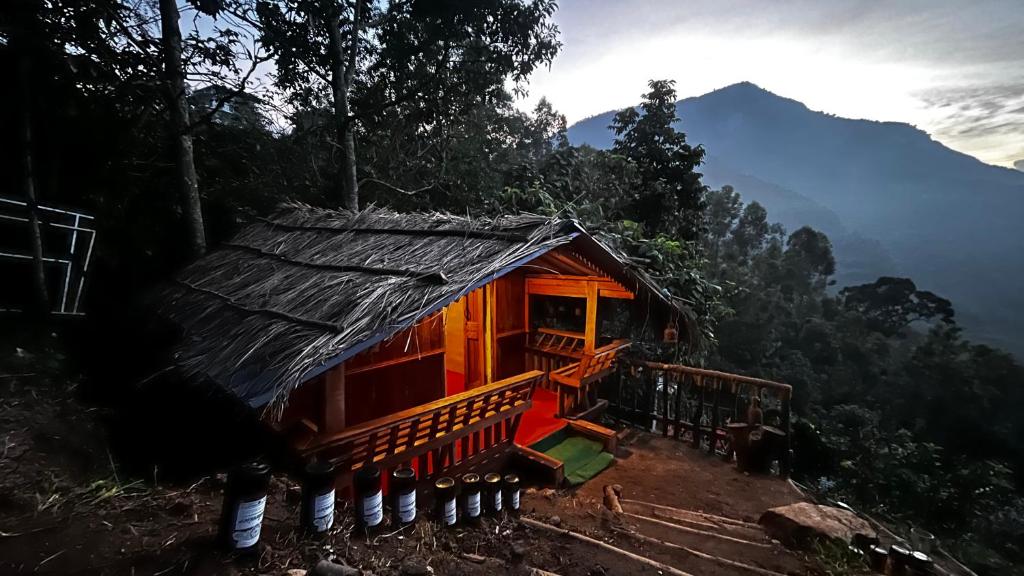 KanthalloorにあるAlpine Mud house Kanthalloorの山屋根小屋