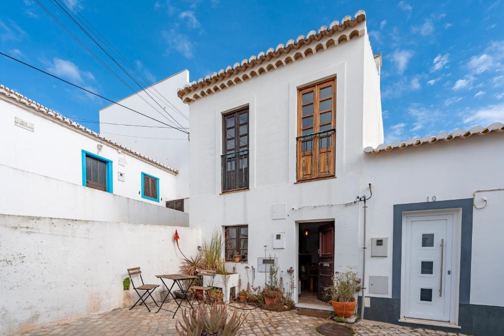 a white house with a patio in front of it at Casa da Praia 2 in Budens