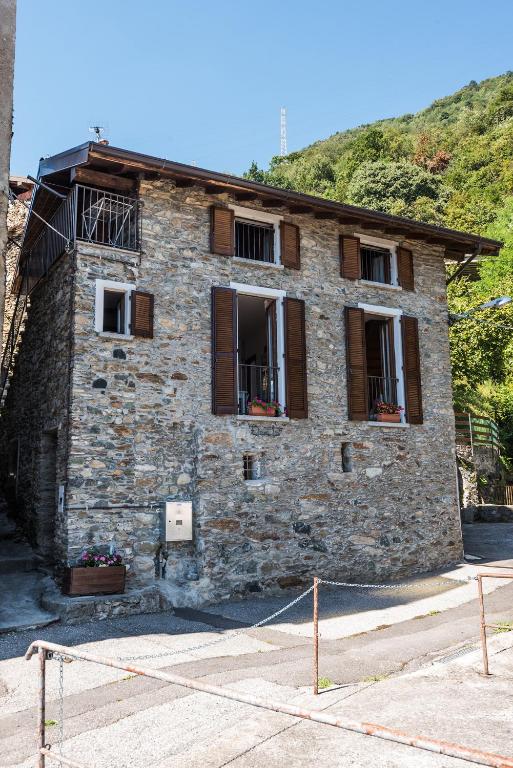un edificio in pietra con finestre sul lato di Lake Como - Great View a Gravedona