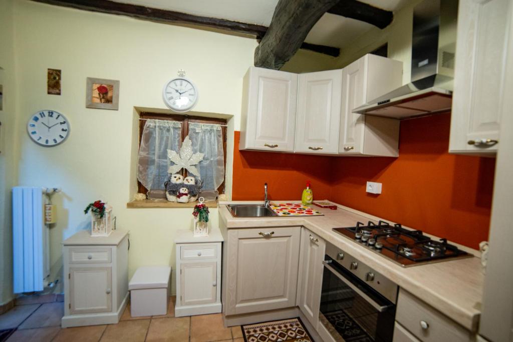 Kuchyň nebo kuchyňský kout v ubytování To Be Home
