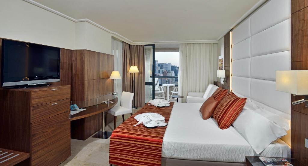 Habitación de hotel con cama y TV de pantalla plana. en Melia Benidorm en Benidorm