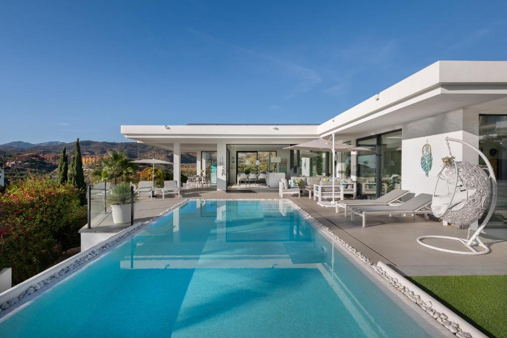 Modern 4BR Villa with Pool & Sea Views