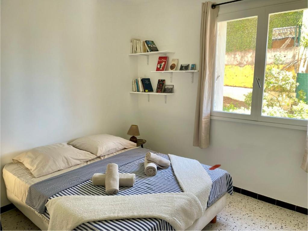 une chambre avec un lit avec deux animaux en peluche dessus dans l'établissement Bel appartement au coeur de la presqu'île de Giens, avec parking, à Hyères