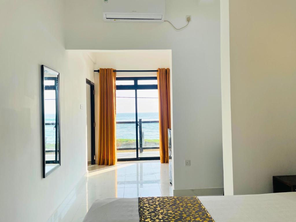 Postel nebo postele na pokoji v ubytování AYA Sea View Hotel