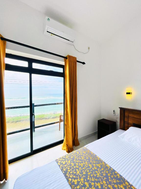Postel nebo postele na pokoji v ubytování AYA Sea View Hotel