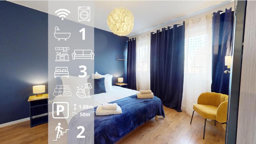 - une chambre avec des murs bleus, un lit et une chaise dans l'établissement Chez Léa 1 Parking, à Colmar