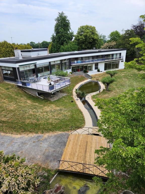 une maison avec un bateau au milieu d'une cour dans l'établissement La Villa de Louis, à Saint-Planchers