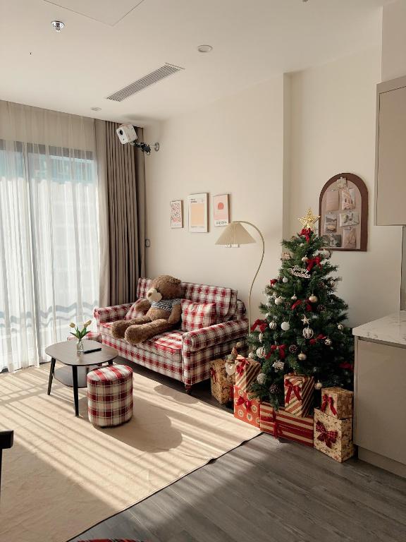 ein Wohnzimmer mit einem Weihnachtsbaum und einer Couch in der Unterkunft Bunnys Homes - Vinhomes Ocean Park in Hanoi