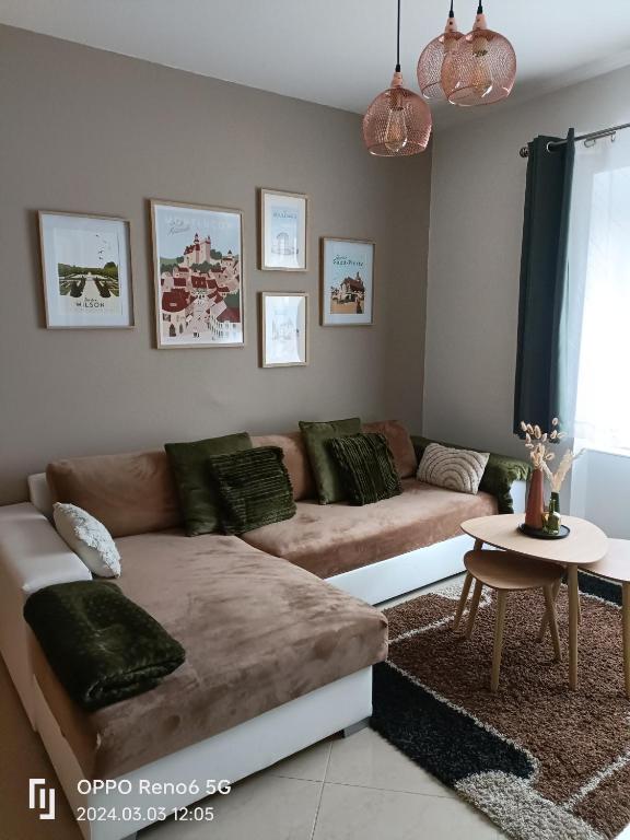 un salon avec un canapé et une table dans l'établissement Le Kaki végétal, à Montluçon