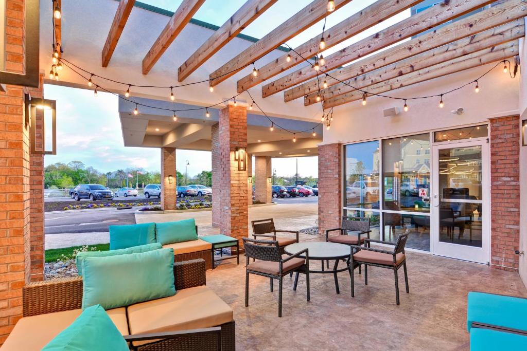 Posezení v ubytování Courtyard by Marriott Long Island Islip/Courthouse Complex