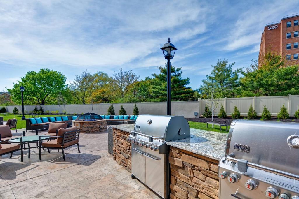 Bazén v ubytování Courtyard by Marriott Long Island Islip/Courthouse Complex nebo v jeho okolí