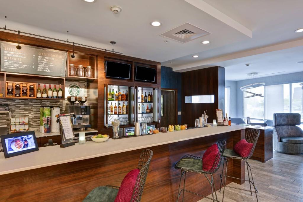 Lounge nebo bar v ubytování Courtyard by Marriott Long Island Islip/Courthouse Complex