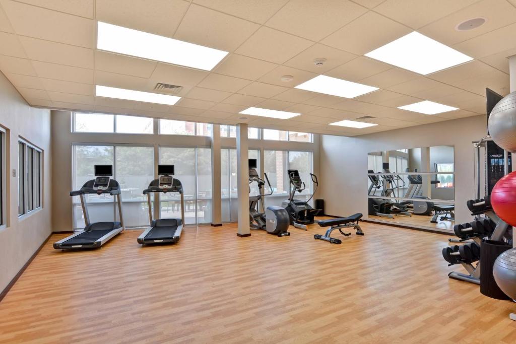 Fitness centrum a/nebo fitness zařízení v ubytování Courtyard by Marriott Long Island Islip/Courthouse Complex