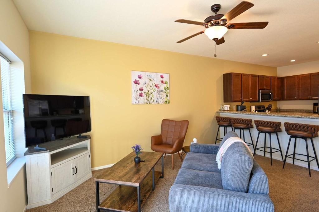 TV a/nebo společenská místnost v ubytování Cozy 1 Bedroom 1 Bathroom Near Mayo Clinic