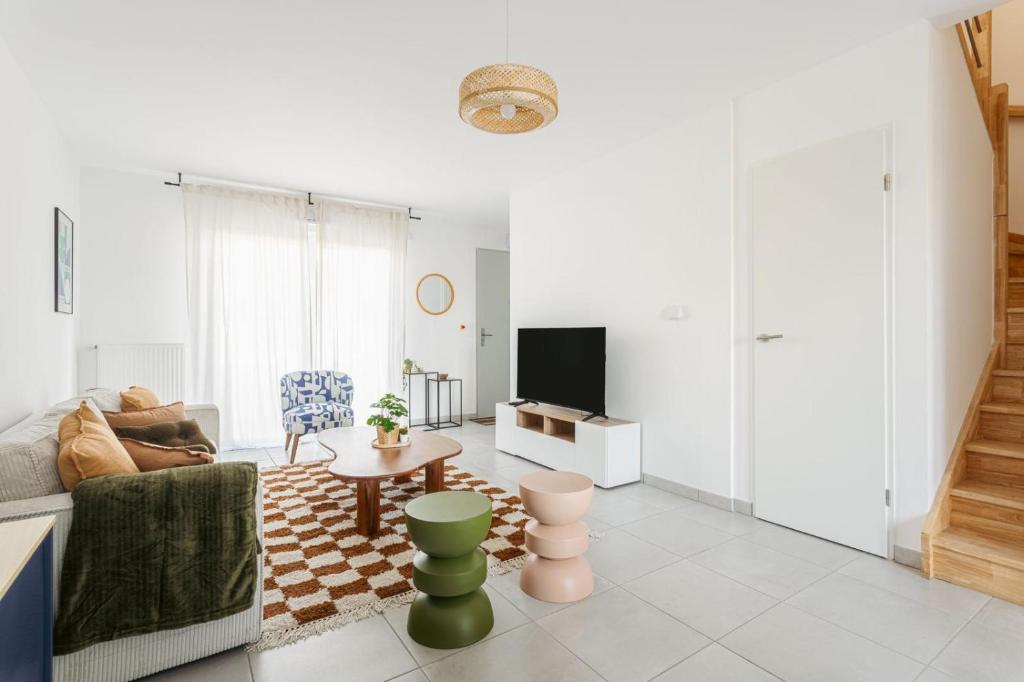 un salon avec un canapé et une table dans l'établissement Charmante maison Angoulins, à Angoulins-sur-Mer