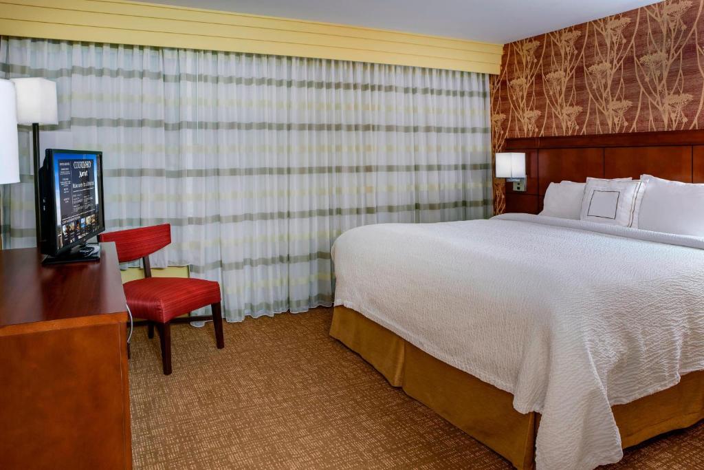 Courtyard by Marriott Indianapolis Noblesville - Zimmer Mit Kingsize-Bett Und Schlafsofa