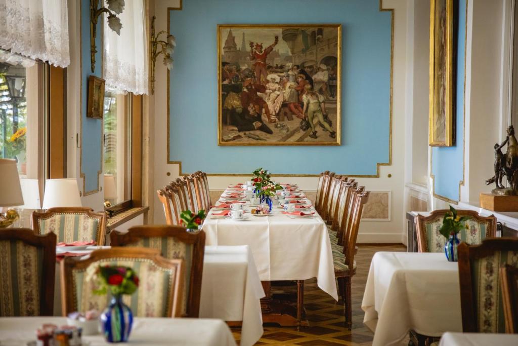 una sala da pranzo con tavolo e tovaglie bianche di Hotel Victoria Glion a Montreux