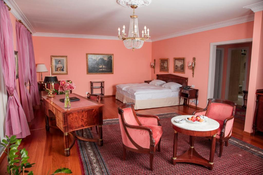 una camera con letto, tavolo e sedie di Hotel Victoria Glion a Montreux