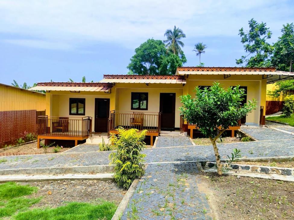 a small yellow house with stairs leading to it at Residencial do Chocolate - CECAB in Guadalupe