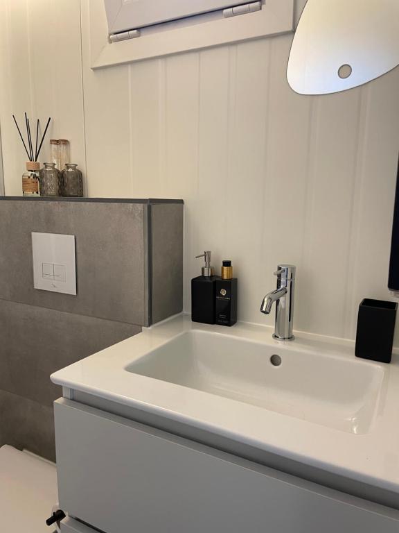 Fotografie z fotogalerie ubytování Luxe Tiny House incl Jacuzzi en Strandhuisje in zomerseizoen v destinaci Meliskerke