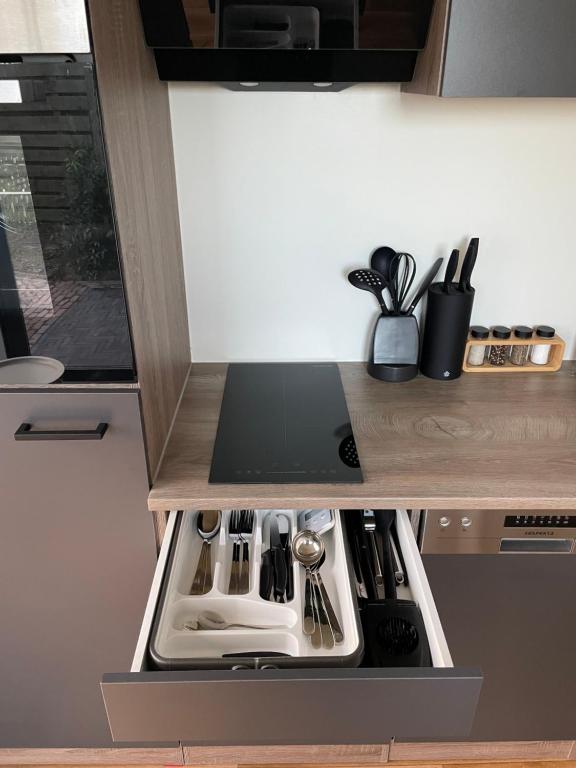 Kuchyň nebo kuchyňský kout v ubytování Luxe Tiny House incl Jacuzzi en Strandhuisje in zomerseizoen