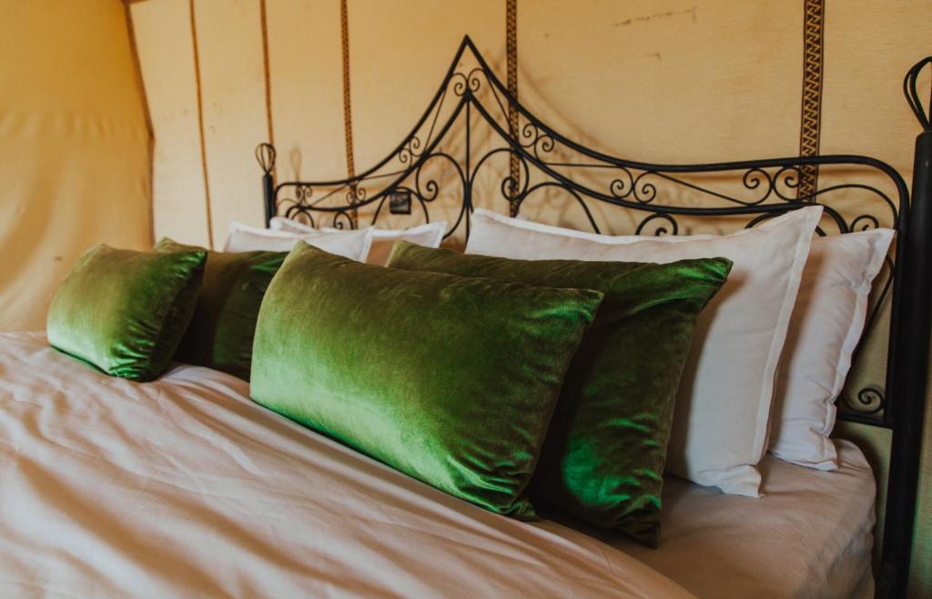 Postel nebo postele na pokoji v ubytování Tassili Luxury Desert Camp