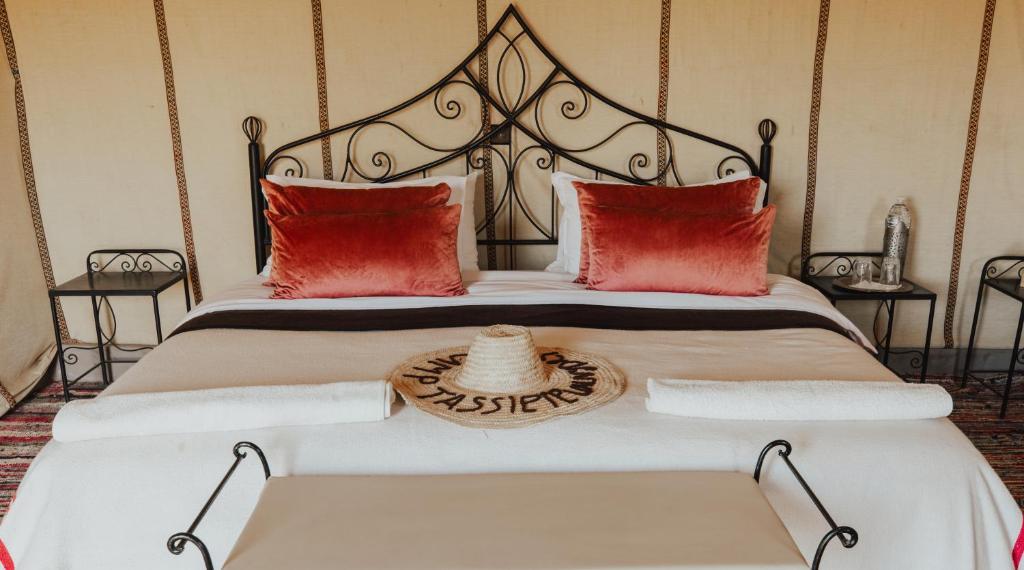 Postel nebo postele na pokoji v ubytování Tassili Luxury Desert Camp