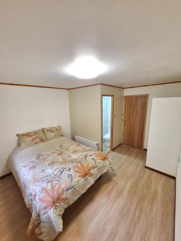 Ένα ή περισσότερα κρεβάτια σε δωμάτιο στο Cabañas y Hostel Praga