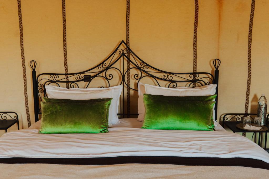 Postel nebo postele na pokoji v ubytování Tassili Luxury Desert Camp