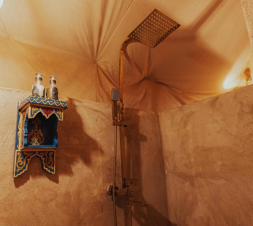 Koupelna v ubytování Tassili Luxury Desert Camp
