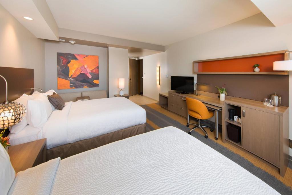 Postel nebo postele na pokoji v ubytování Courtyard by Marriott Phoenix Downtown