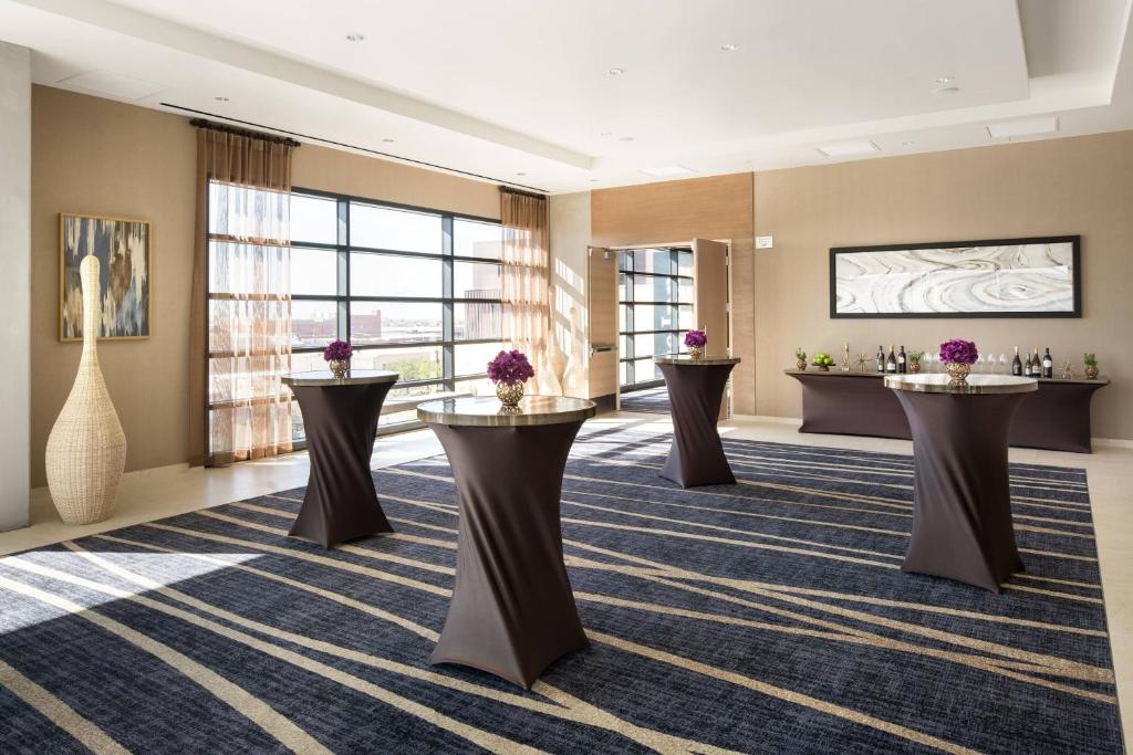 Posezení v ubytování Courtyard by Marriott Phoenix Downtown