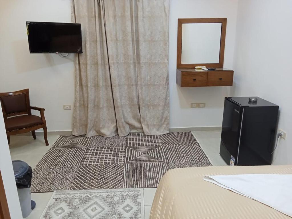 TV a/nebo společenská místnost v ubytování New Panorama Inn