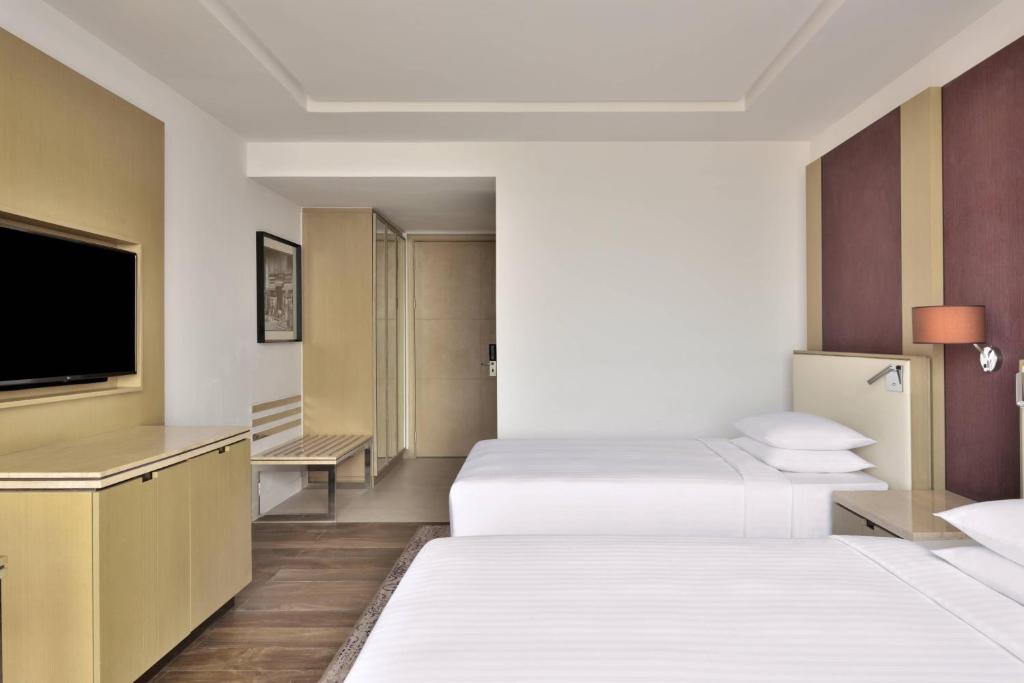 Postel nebo postele na pokoji v ubytování Courtyard by Marriott Siliguri