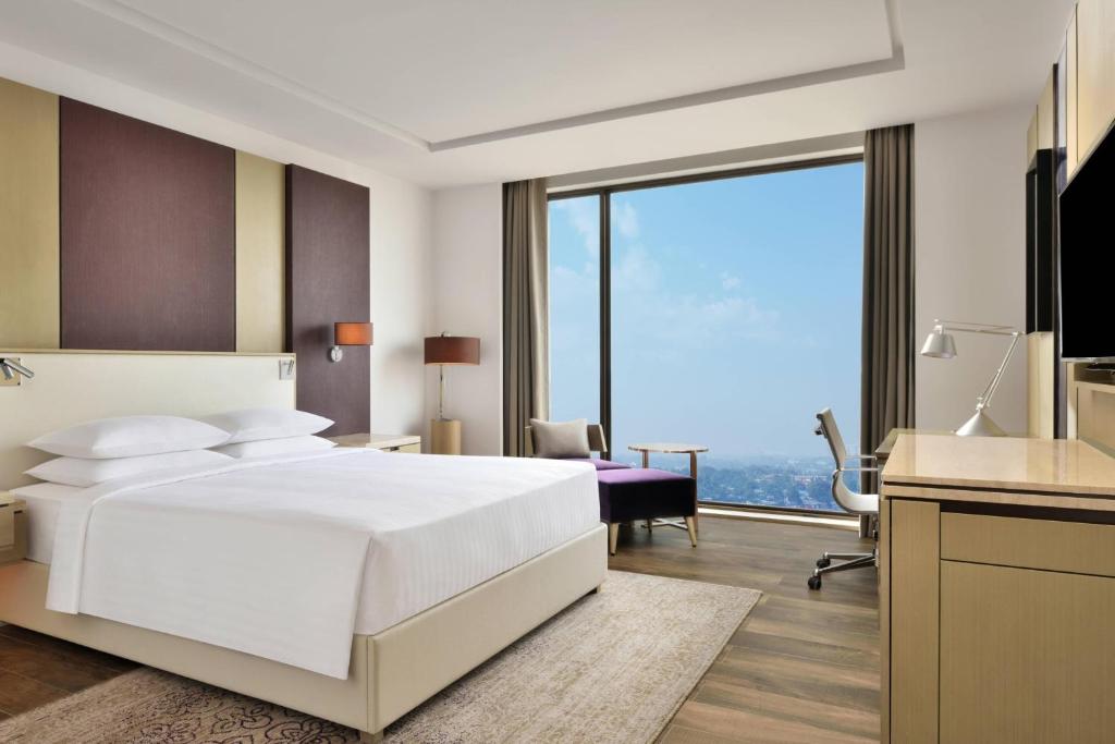 TV a/nebo společenská místnost v ubytování Courtyard by Marriott Siliguri